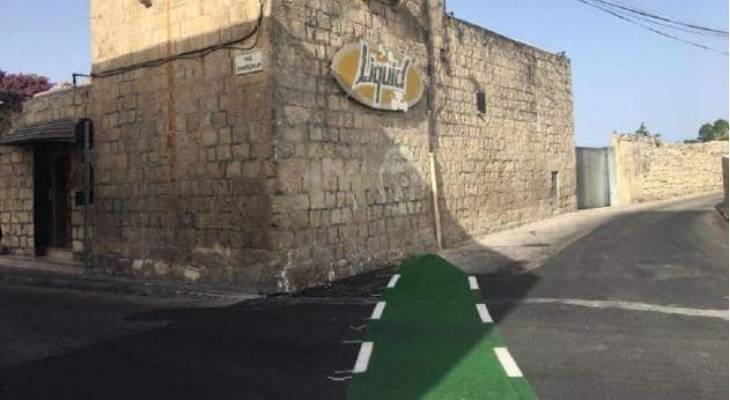 Make way! Reckless driver resorts to bike lane to cut traffic