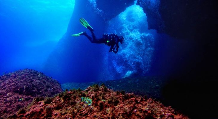 Entering Blue Hole Joseph Caruana