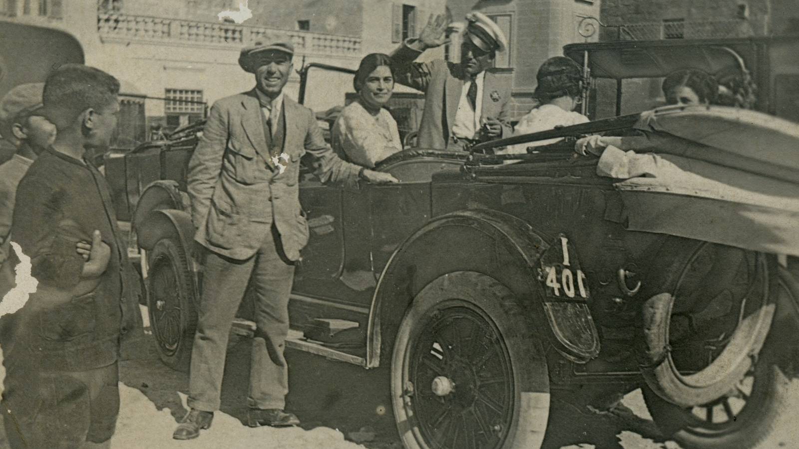 A journey back in time! A vintage photo unveils fascinating details