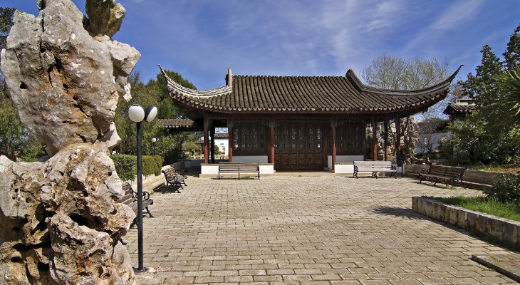 Let this Oriental garden breathe some zen into you!